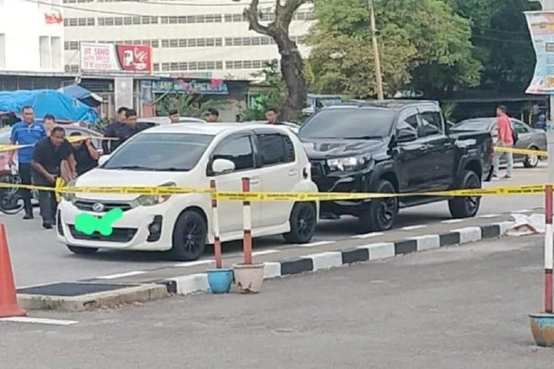 马国槟州一男子接孩子放学时遭枪击马来西亚槟州北海一名中年男子把货卡停在学校前路旁，准备接送孩子放学