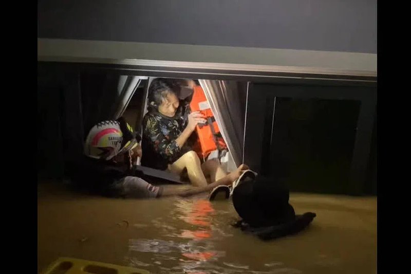 泰国南部洪水加剧 女儿被迫将溺亡母亲遗体放入冰箱泰国南部暴雨持续，宋卡府合艾县灾情加剧，洪水涌入房屋，一名女子被迫将溺亡母亲的遗体放入漂浮的冰箱中，这一悲惨故事在社交媒体上引发了广泛的同情