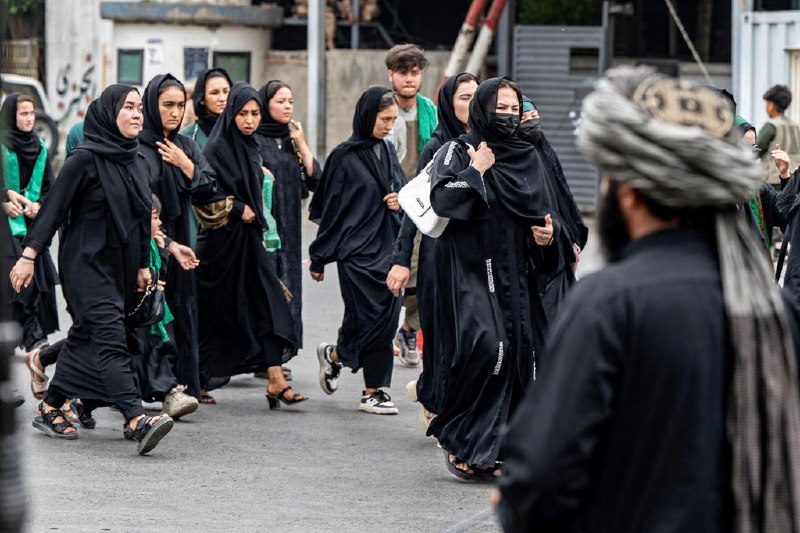 指塔利班领导人迫害妇女 国际刑事法院发出逮捕令国际刑事法院星期二（7月8日）对阿富汗两名塔利班领导人发出逮捕令，其中包括最高精神领袖海巴图拉·阿洪扎达（Haibatullah Akhundzada），指控他们迫害妇女和女童