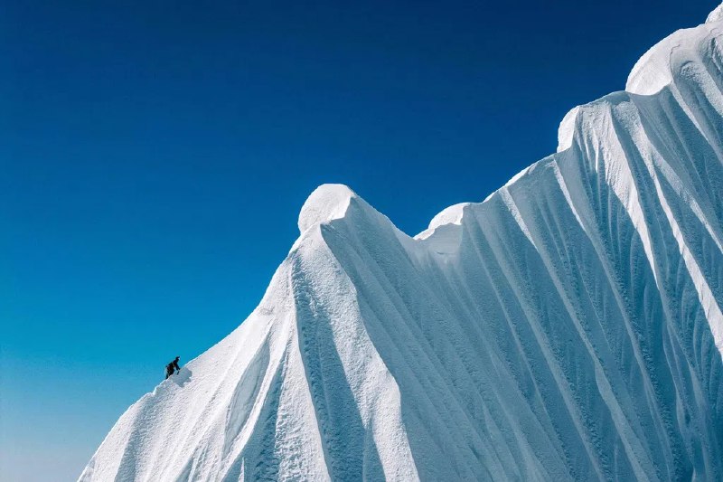 连日暴雪尼泊尔山峰发生雪崩 造成九人死亡尼泊尔官员星期二（11月4日）透露，连日来猛烈的暴风雪和喜马拉雅山峰发生的雪崩，已造成九人死亡