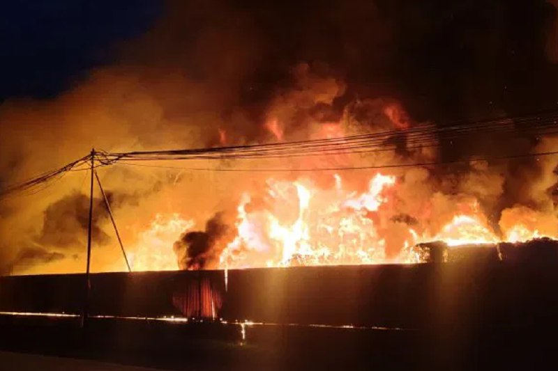 马国雪州再循环工厂大火 浓烟数公里外可见马来西亚雪兰莪州士毛月一家再循环工厂清晨发生大火，滚滚浓烟直冲天际，远至数公里外都清晰可见