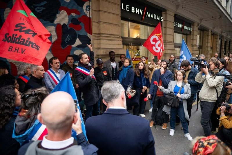 巴黎BHV商场员工罢工抗议希音永久进驻巴黎BHV巴诗威百货商场的员工当地时间星期五（10月10日）在商场外罢工抗议，商场管理层与中国快时尚电商巨头希音达成协议，让该公司永久进驻商场七楼