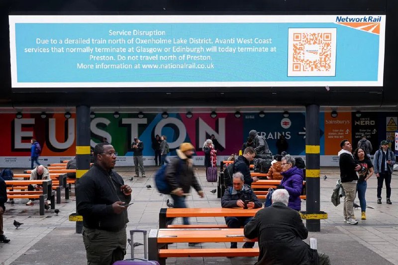 英国火车开往伦敦途中脱轨 四人受轻伤英国一列火车在英格兰西北部偏远山区发生山体滑坡后脱轨，四人受轻伤