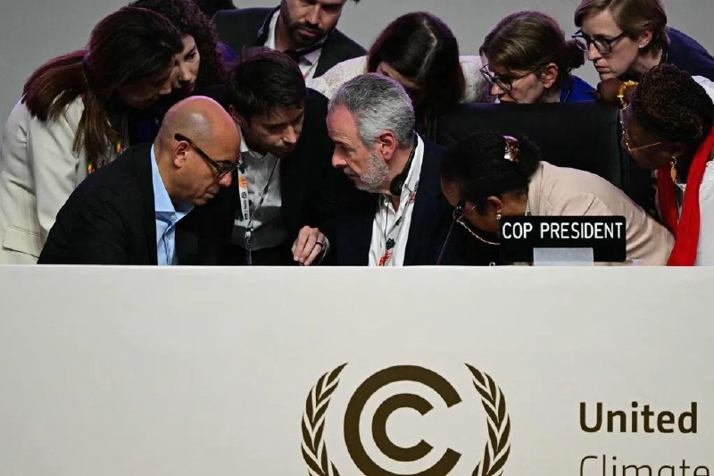 COP30加时落幕气候适应触礁 “小孩拿糖”论引交锋全球气候协商加时谈判逾18个小时，各方在闭幕会议上同意让步，不在最终协定中加入“淘汰化石燃料”的措辞