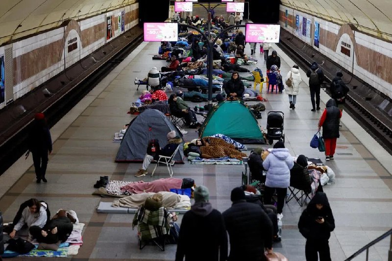 俄罗斯袭击乌克兰首都附近一个铁路枢纽乌克兰国家铁路公司说，首都基辅附近的一个铁路枢纽遭到俄罗斯大规模无人机和导弹袭击，导致一些车厢受损