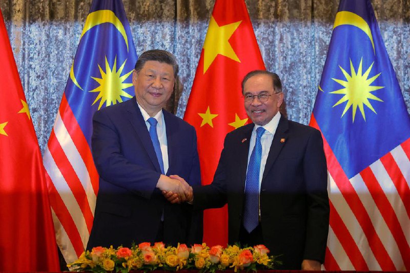 习近平：中国和马来西亚双边关系 迎来黄金时代中国国家主席习近平指出，从冠病疫情艰难时期两国的同舟共济，到今天两国团结协作，共建命运共同体，中国和马来西亚的关系正迎来新的黄金时代