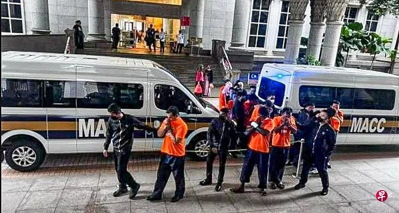 隆机场五移民局官员涉贩卖人口被捕马来西亚犯罪团伙贿赂吉隆坡第二国际机场的移民局官员，让一些外国人避开审查而轻易入境