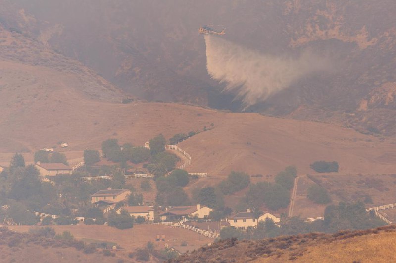 美国加州野火蔓延 数千居民被迫撤离美国加利福尼亚州南部的野火持续快速蔓延，至星期五（8月8日）过火面积已超21.7平方公里，迫使数千居民紧急撤离