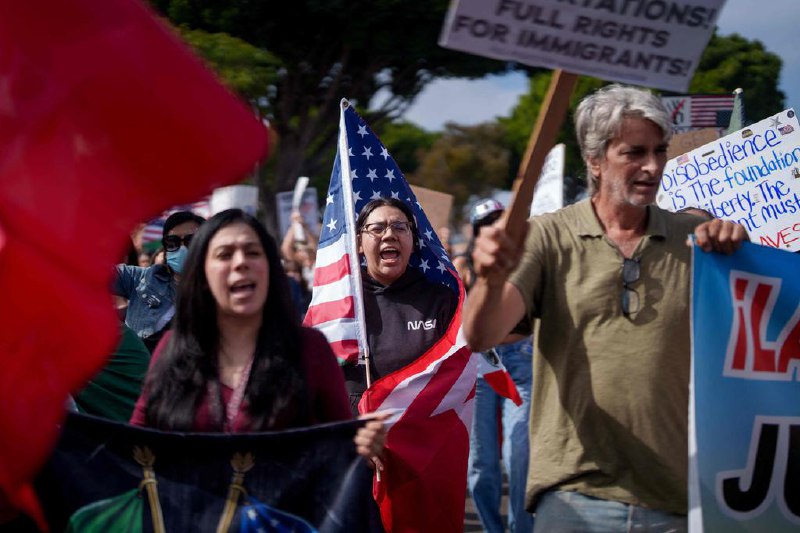 美国移民局突袭加州农场 致一工人死 200人被捕美国移民局突袭加利福尼亚州一家合法大麻农场时，一名农场工人受伤身亡