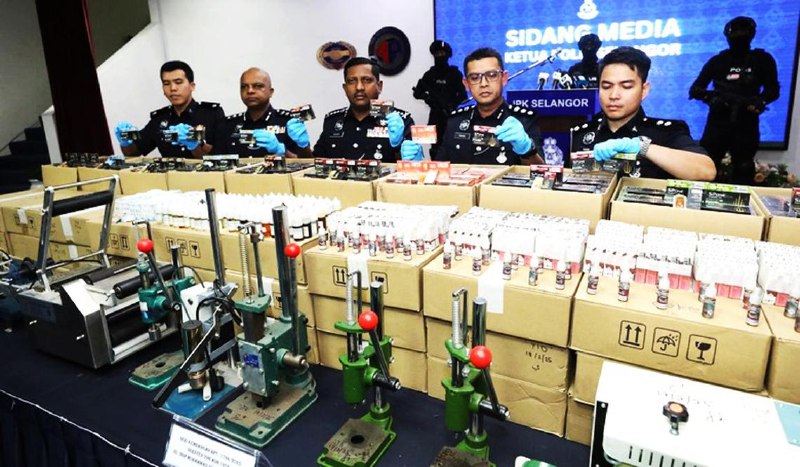 马国雪州史上最大含毒电子烟油案 警起获300万新元毒液马来西亚雪兰莪州警方肃毒组破获历来最大“含毒电子烟油”案件，逮捕七名毒贩归案，起获市值992万4000令吉（近300万新元）含毒电子烟油