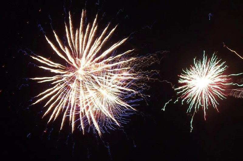 泰国国丧期间 芭堤雅国际烟花节11月如期举行泰国在王太后诗丽吉病逝后进入国丧期，但热门旅游地芭堤雅11月的国际烟花节仍会如期举行，并根据国丧期作出相应调整