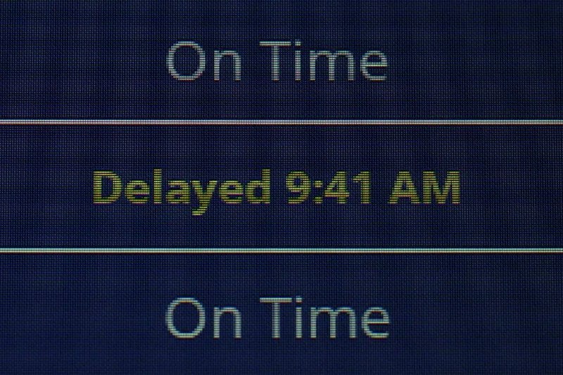 美联邦政府停摆第27天 全美逾5600航班延误美国联邦政府停摆星期一（10月27日）进入第27天，美国空中交通管制员缺勤人数随之增加，当天逾5600趟航班延误
