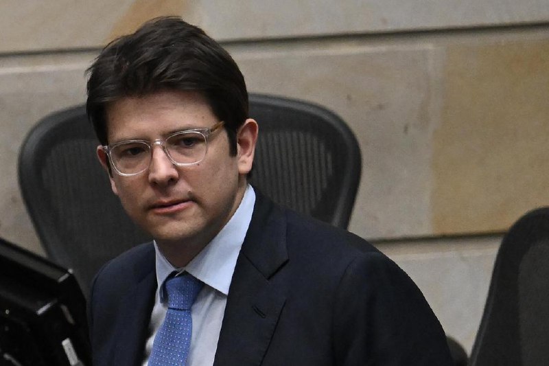 6月竞选活动头部中枪 哥伦比亚参议员不治身亡在6月竞选活动中头部中枪，哥伦比亚参议员乌里韦经过两个月的治疗后不治身亡，享年39岁