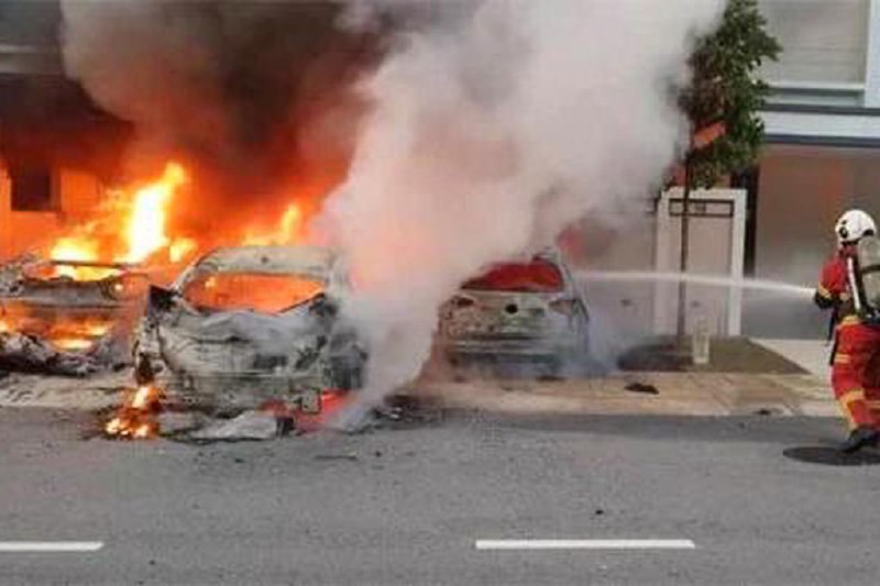涉因私人纠纷烧五车 马国警方追缉四名纵火者马来西亚警方证实，雪兰莪州直落坡烧车案的事主为律师事务所的法律助理，起因相信是私人恩怨和纠纷，目前正追缉四名纵火者的下落