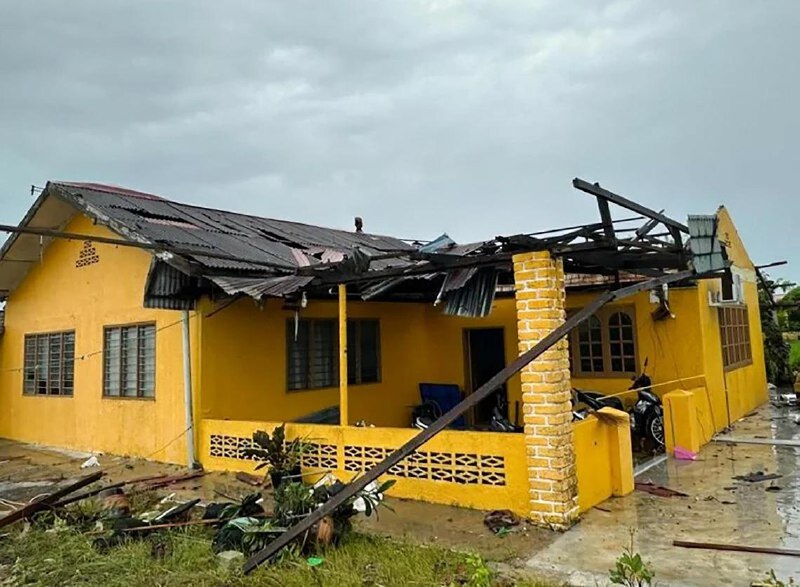 马国适耕庄遭龙卷风袭击 至少10所房屋遭殃马来西亚巴生适耕庄遭龙卷风袭击，造成至少10所房屋损坏，屋顶遭刮走、车棚塌陷等