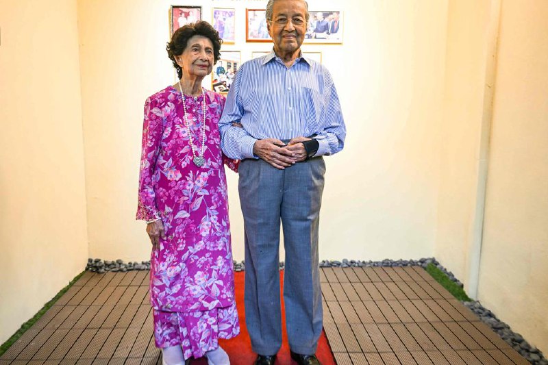 马国史上首位百岁前首相 马哈迪欢庆诞辰马来西亚前首相马哈迪7月10日迎来百岁寿辰，成为马国史上首位庆祝百岁生日的前首相，其长女巴杜卡玛丽娜在午夜时分，第一时间为挚爱的父亲献上生日祝福