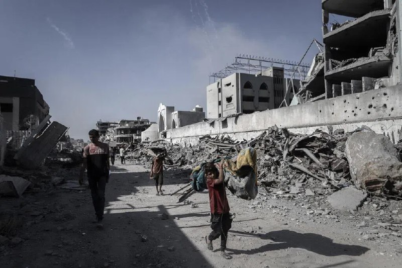 交战双方遵守停火 返乡加沙人感叹记忆已化灰烬在巴勒斯坦伊斯兰抵抗运动（哈马斯）与以色列停火协议生效的第二天，数以千计的巴勒斯坦人返回了满目疮痍的加沙城