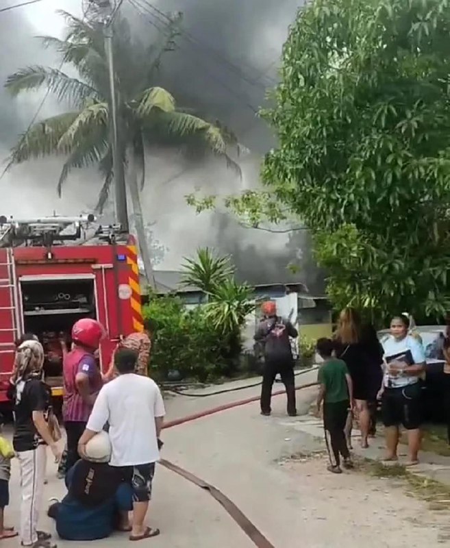 马国槟城疑小孩玩烟花酿火患 三间屋子被烧毁马来西亚槟城疑小孩在房间玩烟花引发火患，蔓延到隔壁屋子，导致三间屋子被烧毁