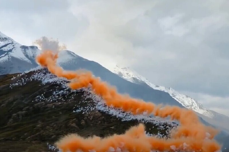 蔡国强在喜马拉雅山脉放烟花引争议 品牌方删除视频艺术家蔡国强联合一户外品牌西藏喜马拉雅山脉江孜热龙地区燃放艺术烟花，由于项目所处自然环境脆弱，这一烟花燃放行为引起巨大争议