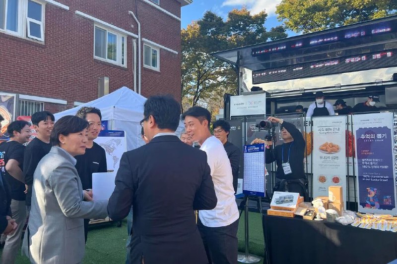 【APEC花絮】K-Food飘香 庆州峰会现场掀“韩国味道热”在庆州举行的亚太经合组织（APEC）领导人非正式会议期间，来自韩国各地的代表性食品齐聚峰会现场，成为与外交盛会并行的“第二焦点”