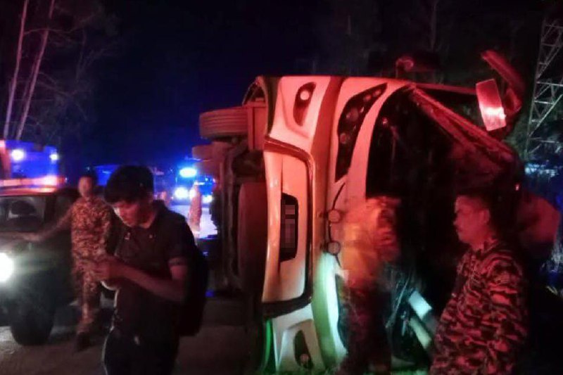 马国国家元首伉俪向霹雳州车祸罹难学生家属致哀马来西亚国家元首苏丹依布拉欣与元首后拉惹查丽苏菲雅，星期一（6月9日）向霹雳州严重车祸中罹难的15名大学生家属致以哀悼