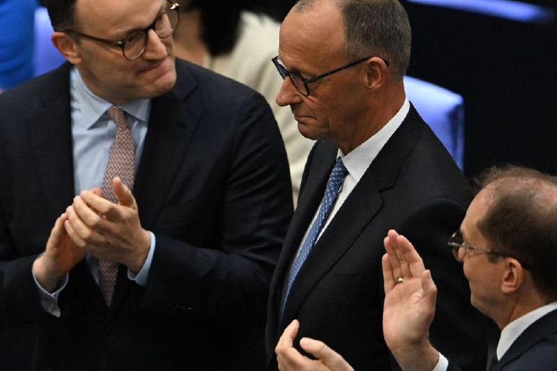 首轮未通过 默茨第二轮投票终过关出任德国总理首轮投票未获通过，德国保守党领袖默茨在第二轮议会投票中，终获多数票当选总理