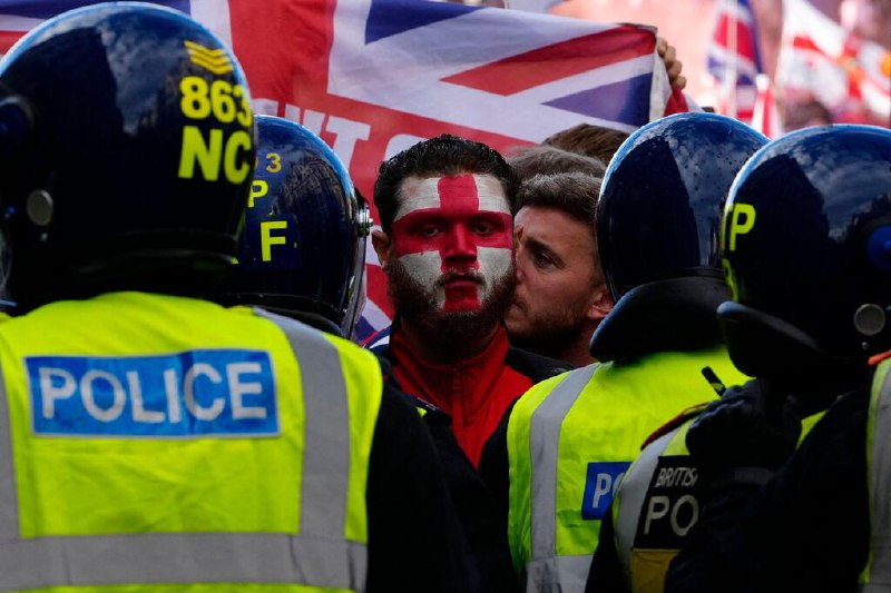 英国逾10万人参加反移民示威 骚乱致20多名警员受伤英国首都伦敦爆发大规模右翼示威，超过10万人手持英格兰和英国国旗上街游行，并与警方发生冲突，20多名警员受伤，25人被捕