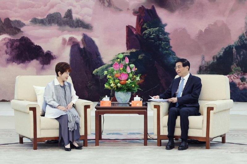 会见洪秀柱 王沪宁：九三阅兵极大激发中华儿女民族力量中共政治局常委、大陆全国政协主席王沪宁星期四（9月4日）下午在北京人民大会堂会见国民党前主席洪秀柱，表示九三阅兵极大激发全体中华儿女的民族精神和民族力量，充分彰显全体中华儿女自信自强、团结奋进