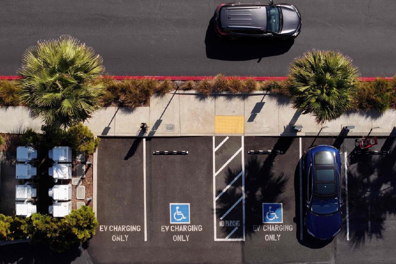 特朗普签署决议阻止加州禁售燃油新车计划美国总统特朗普星期四（6月12日）在白宫签署决议，阻止加利福尼亚州在全美率先实施的在2035年之前禁售燃油新车计划