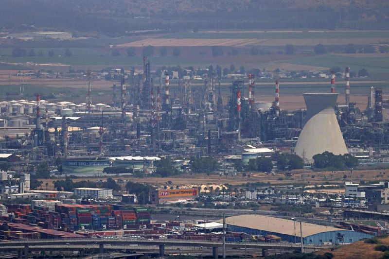 分析：中东局势若持续升级 油价或攀至每桶100美元以色列和伊朗之间的冲突持续升级，投资者密切关注愈加严峻的中东局势是否会影响能源运输大动脉霍尔木兹海峡，进而严重干扰能源供应