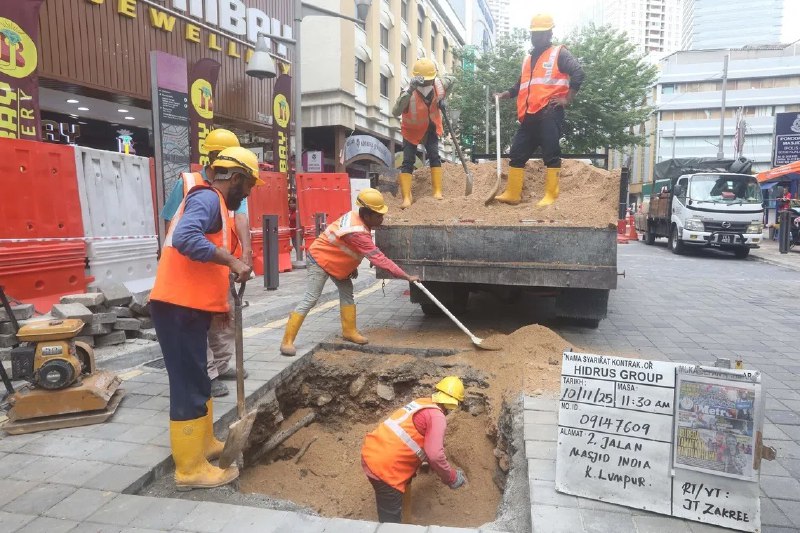 去年地陷夺命地点附近 吉隆坡又地陷马来西亚首都吉隆坡市中心印度回教堂路星期一（11月10日）再次地陷