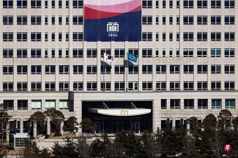 韩国警方查抄总统府 尹锡悦被列为嫌疑人负责调查紧急戒严事件的韩国警察厅旗下国家侦查本部特别侦查团，星期三（12月11日）派18名侦查员到首尔龙山总统府，对戒严前后的国务会议记录等资料进行查抄