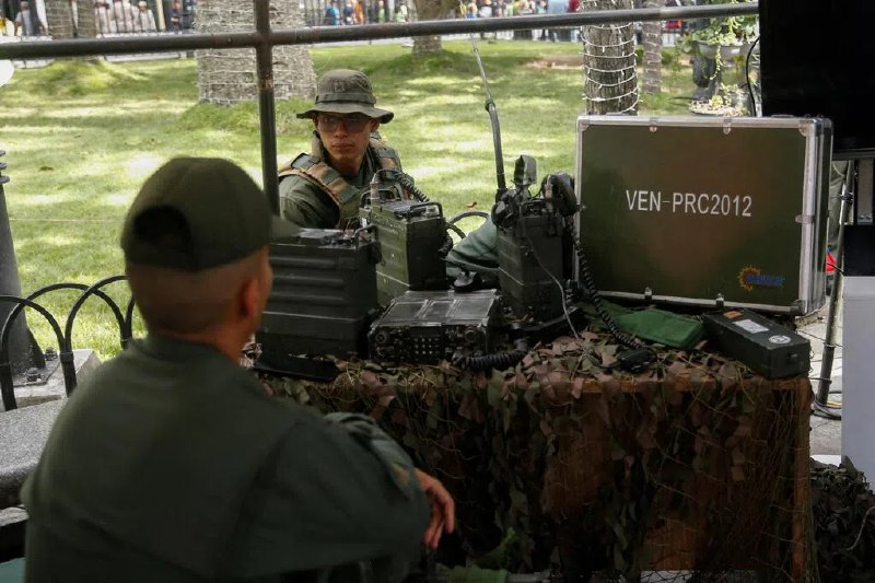 消息：委内瑞拉拟以游击战应对美国入侵根据路透社看到的计划文件和知情人士消息，委内瑞拉正在部署武器，包括数十年前制造的俄罗斯武器，并准备采取游击战方式或制造混乱来应对美国的可能空袭或地面行动