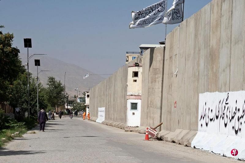 阿富汗发生自杀式袭击 伊斯兰国组织宣称对此负责阿富汗首都喀布尔发生自杀式袭击，极端组织伊斯兰国宣称对袭击负责，并称袭击目标是塔利班政府的检察部门