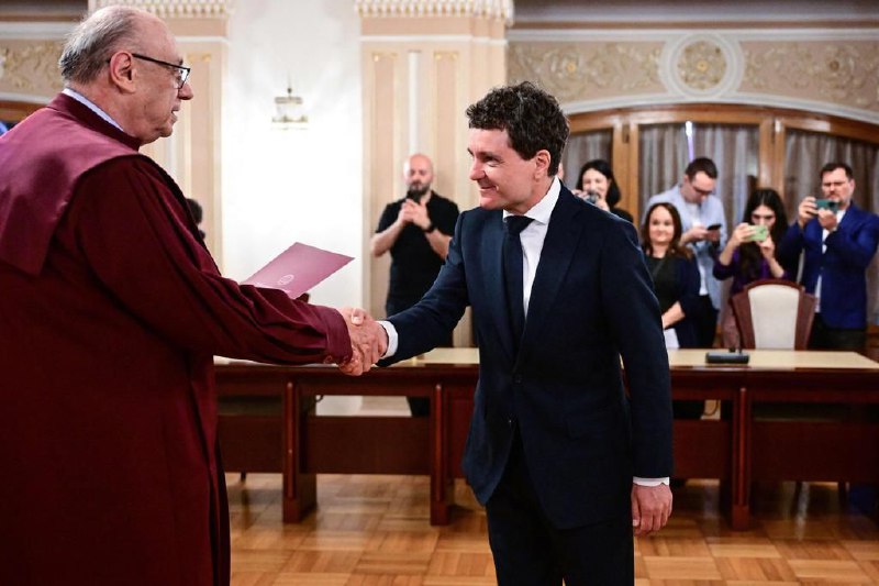 罗马尼亚新任总统达恩宣誓就职罗马尼亚中间派市长尼库索尔·达恩宣誓就职，正式担任罗马尼亚总统