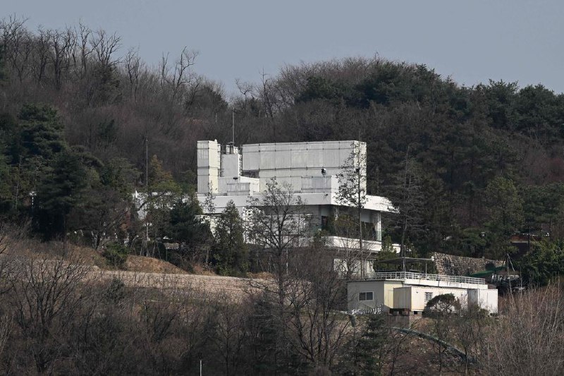 韩警方对总统府和总统警卫处进行搜查取证韩国警方星期三（4月16日）对总统办公室内加密电话服务器、总统警卫处办公室和公馆进行搜查取证，以调查前总统尹锡悦和警卫处处长金成勋涉嫌阻碍警方执行拘留（妨碍特殊公务执行）一案