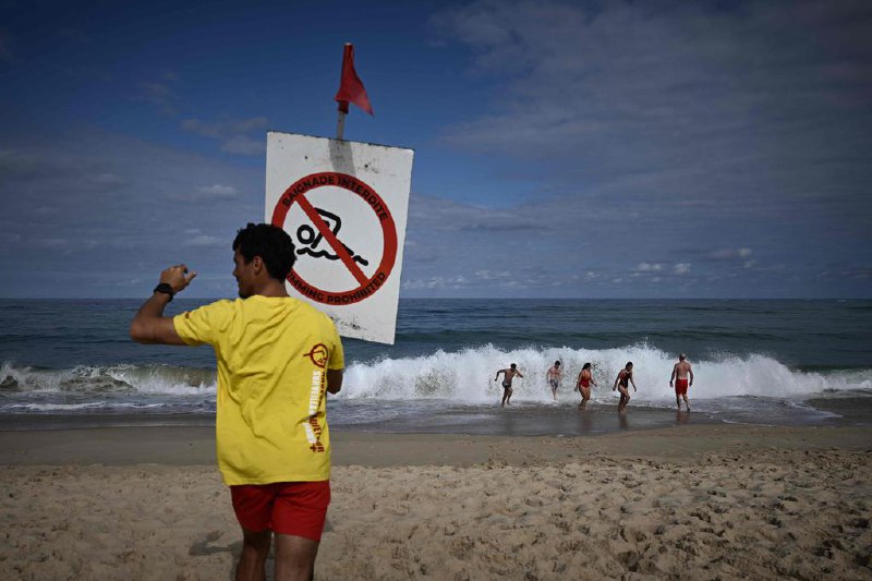 法国今夏高温 溺水事件大幅上升法国今夏因遭遇高温热浪，更多人选择下水避暑，溺水事件也跟着增多