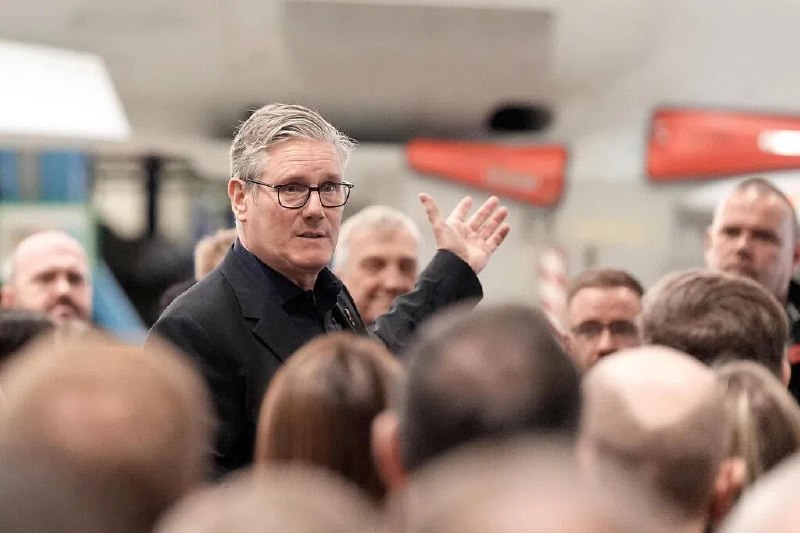 英国工党支持率跌至纪录新低 斯塔默面临严峻挑战据舆观（YouGov）最新民调显示，英国首相斯塔默领导的工党支持率跌至有记录以来最低，凸显工党作为左翼政党，正面临来自绿党崛起的日益严峻挑战