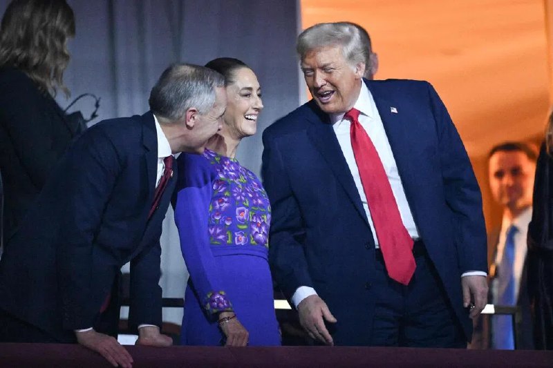 特朗普出席世界杯抽签仪式后 与墨加领导人会谈美国总统特朗普与墨西哥总统辛鲍姆和加拿大总理卡尼一起出席2026年世界杯抽签仪式后，举行贸易会谈