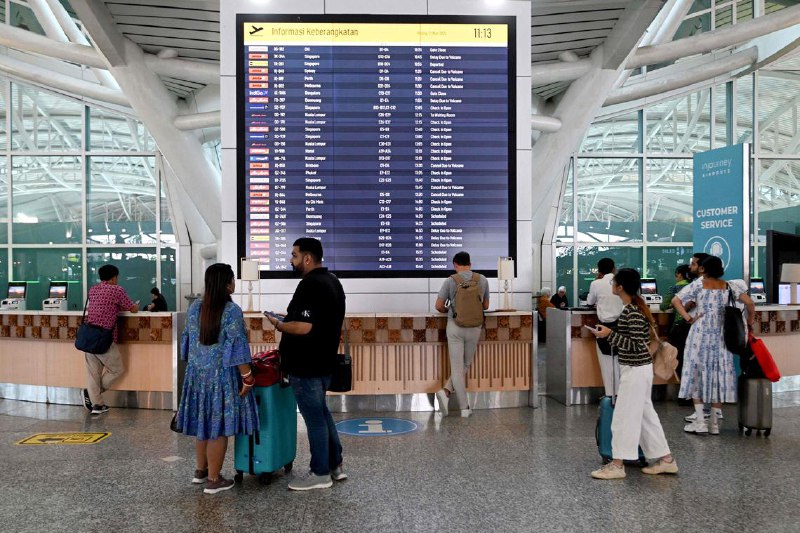 印尼勒沃托比火山喷发 峇厘岛航班取消由于印度尼西亚旅游岛屿弗洛雷斯岛的莱沃托比拉基拉基火山喷发，另一个度假胜地峇厘岛取消七个要起飞的国际航班