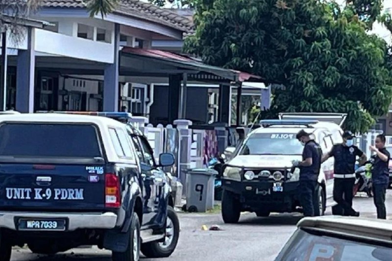 马六甲教师母子遇害 17岁学生弑母杀兄伤弟马六甲一名17岁中学生疑因考试压力及频遭责骂，用刀刺死熟睡中的母亲，以及试图阻止他行凶的哥哥，再刺伤试图反抗的弟弟