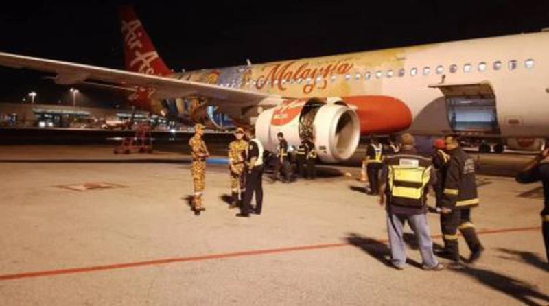 亚航班机飞深圳 引擎起火紧急折返吉隆坡马来西亚亚洲航空公司AK128航班星期三（3月26日）晚间从吉隆坡第二国际机场起飞，原定前往深圳，惟客机随后通报其中一个引擎起火，不得不返航并紧急迫降