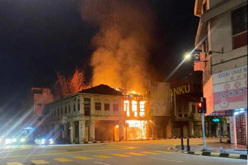 马国怡保百年老店陷火海 47消防员合力扑灭马来西亚怡保休罗街一所空置的百年老店突然发生大火，火势猛烈迅速蔓延，所幸未酿成伤亡，毗邻另一个老店则仅约5%受损