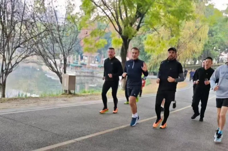 马克龙在成都公园晨跑法国总统马克龙继续访华行程，星期五（12月5日）在中国四川省会成都市的一处公园晨跑，期间还与当地民众打招呼互动