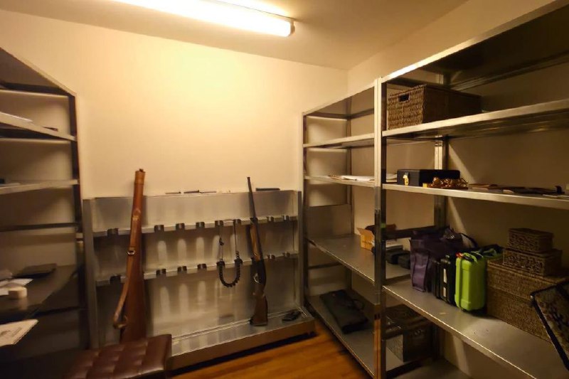 马国挪用大道工程资金案 涉案者豪宅密室藏枪弹金条马来西亚反贪污委员会调查一起大道工程回教债券资金遭挪用案时，突击搜查拥有丹斯里头衔涉案者的豪华住宅，在里头发现一间藏有枪械与弹药的密室，并起获大批黄金、钻石、名牌包、名表等贵重物品，估计总值约1600万令吉（约484万新元）