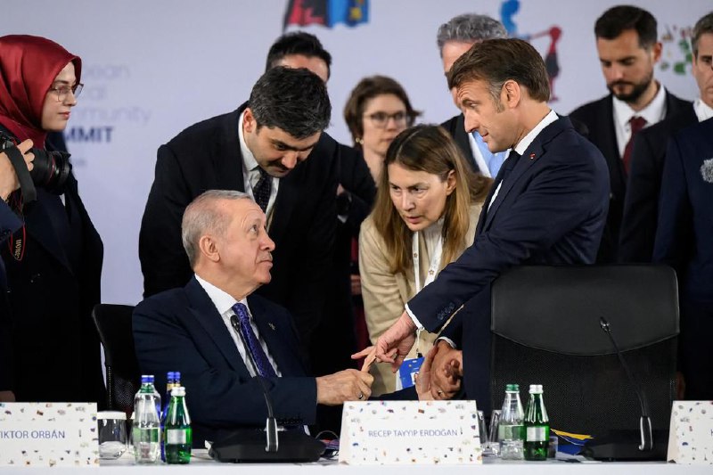 土耳其总统紧抓马克龙中指10多秒 视频网上疯传土耳其总统埃尔多安在欧洲政治共同体峰会上，与法国总统马克龙握手后，紧抓对方的中指超过10秒