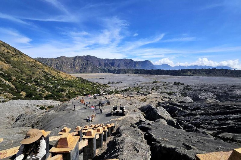 印尼旅游巴士撞上围栏 造成八人死亡一辆旅游巴士星期天（9月14日）在印度尼西亚东爪哇省撞上道路隔离带和围栏，造成八人死亡，数人受伤