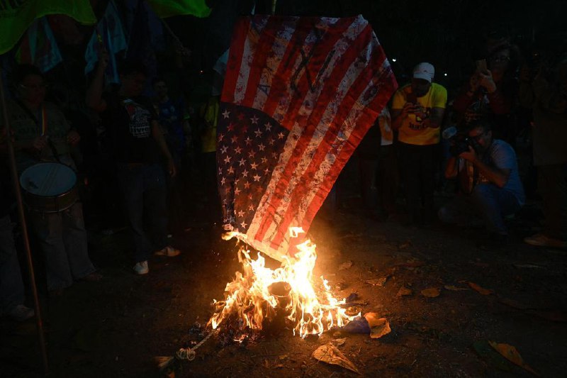 特朗普料签署行政命令 起诉亵渎美国国旗者福克斯新闻报道，美国总统特朗普预计将签署一项行政命令，规定对亵渎美国国旗的人提起诉讼