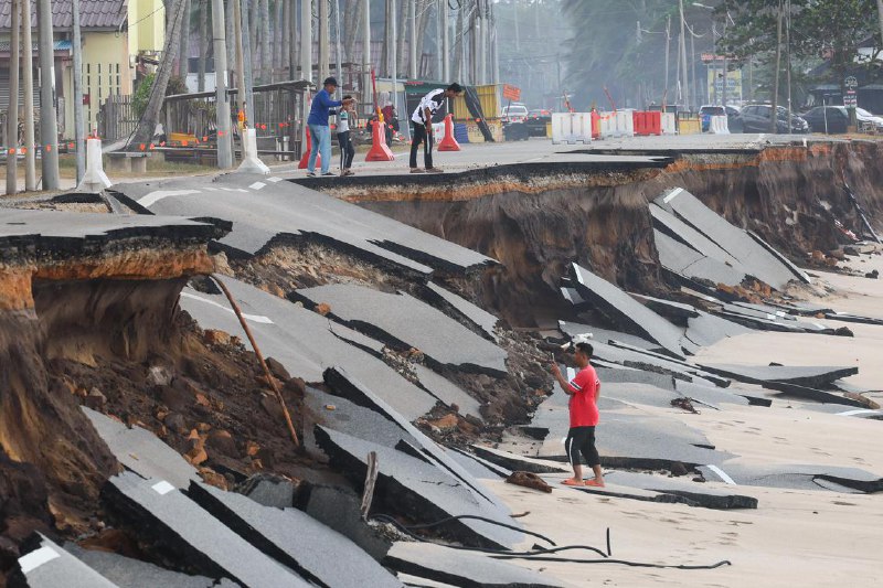 滔天大浪及大涨潮连日肆虐 马国登州海岸线 面目全非滔天大浪加上大涨潮连日肆虐，造成马来西亚登嘉楼州多个地区的优美海岸线，在一夕之间面目全非