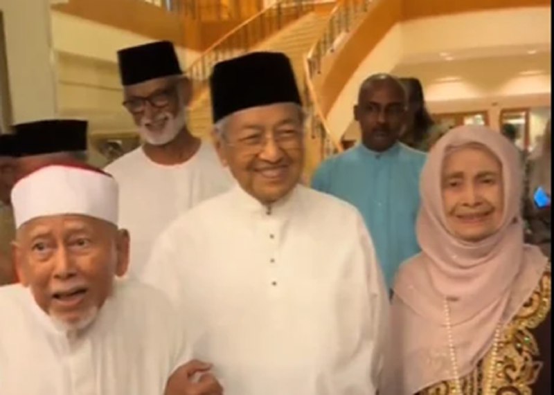 百岁马哈迪与98岁老友开斋相聚 温馨互动马来西亚前首相马哈迪与老友哈纳菲亚一同出席首要领导基金会的开斋活动，两名长者之间的互动与玩笑，让公众既感动又欣慰